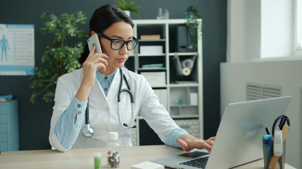 Czy lekarz online może rozpoznać chorobę bez badania? Jak działa diagnoza na odległość