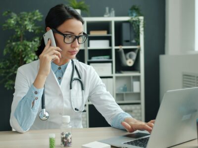 Czy lekarz online może rozpoznać chorobę bez badania? Jak działa diagnoza na odległość