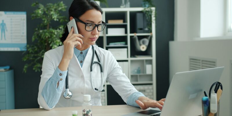 Czy lekarz online może rozpoznać chorobę bez badania? Jak działa diagnoza na odległość