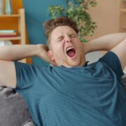 Dlaczego ziewanie jest zaraźliwe? Naukowcy wciąż badają ten fenomen